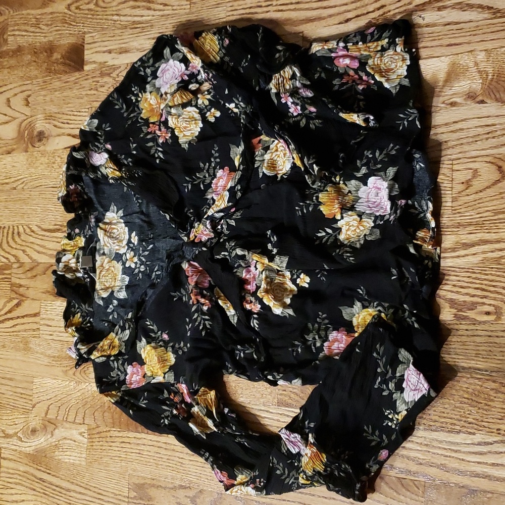 (M) AEO American Eagle Outfitters 100% Viscose Ruffle Dainty Floral Dainty